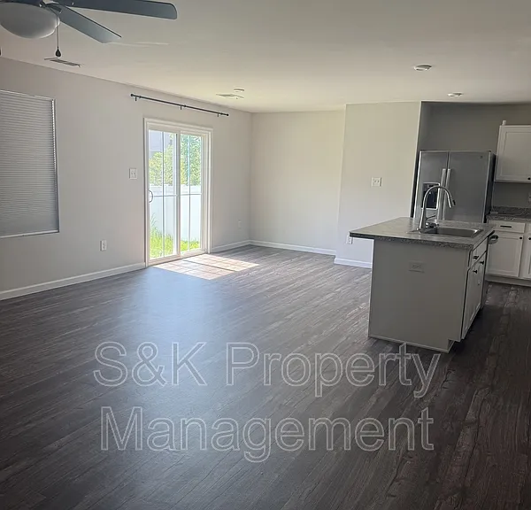 112 Overstreet Ct — Photo 1