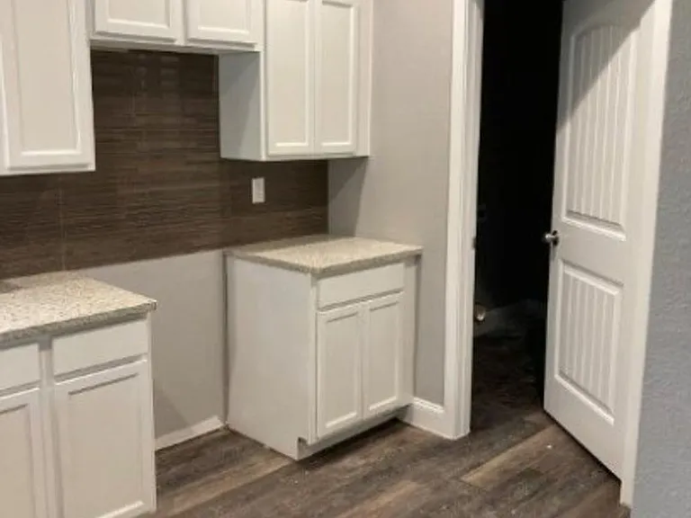809 S Travis Ave — Photo 6