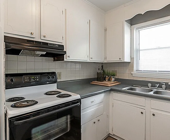 Experience culinary delight in this charming kitchen with modern amenities.