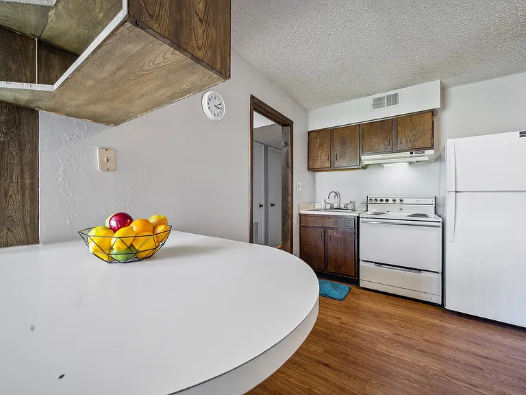 Shady Hollow Apartments — Photo 8