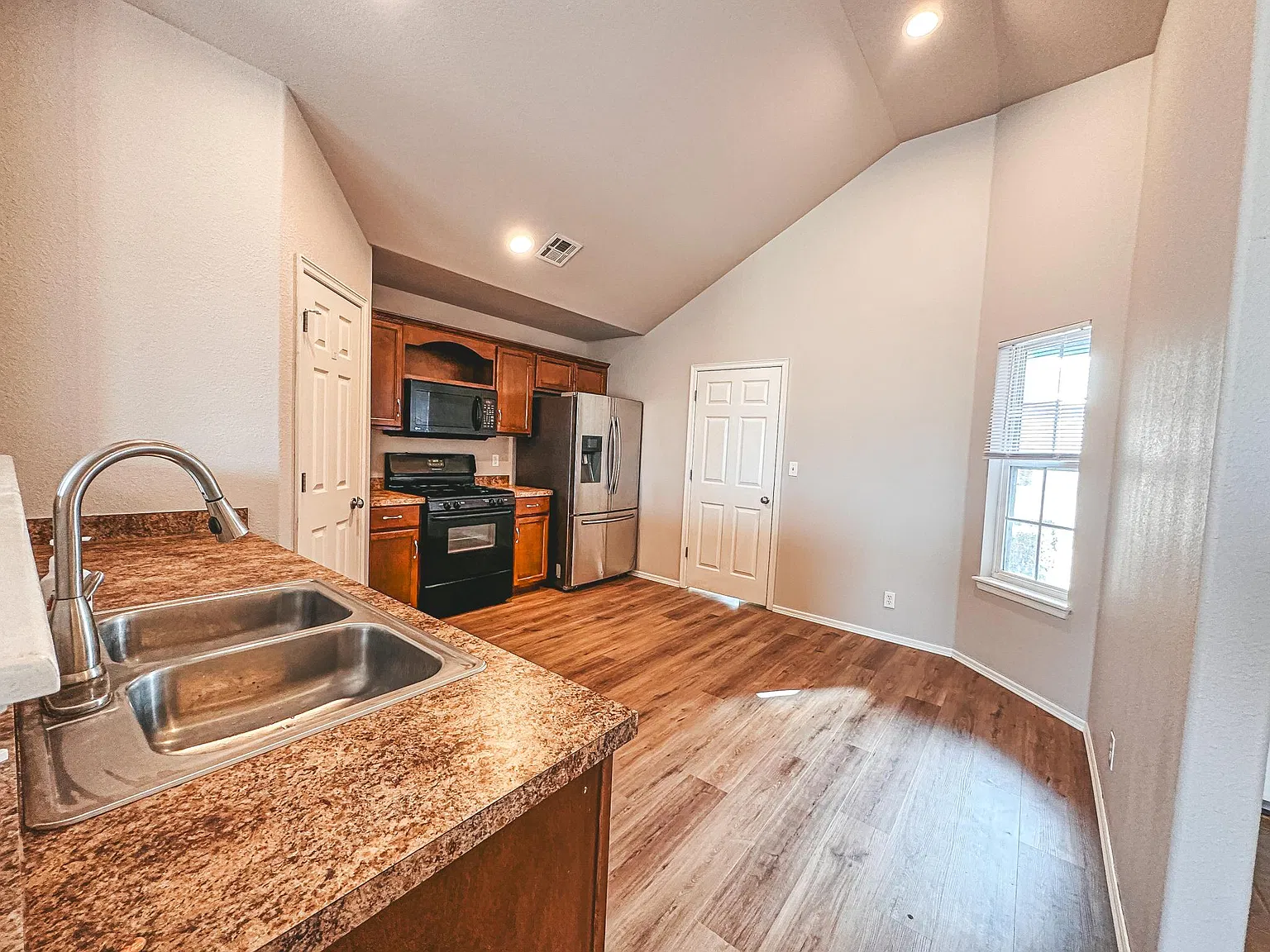 3 bed, 1250 sqft, $1,800 — Photo 2
