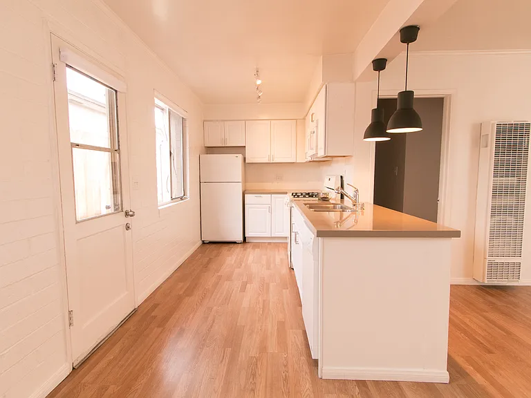 Charming 1br/1ba with Mid Century Touches in Ocean Beach/Point Loma — Photo 1