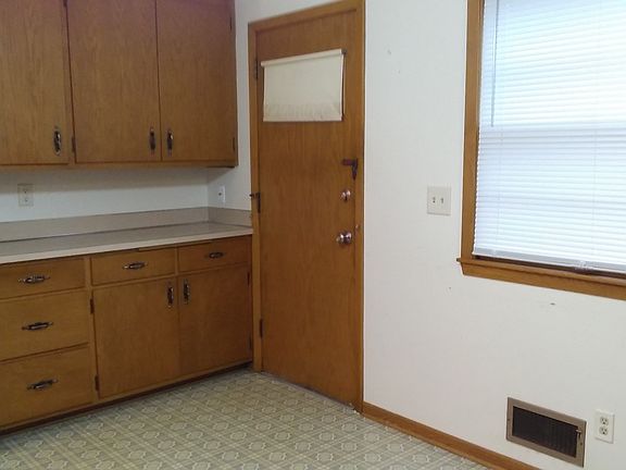 3rd image of 742 Idaho Ave E