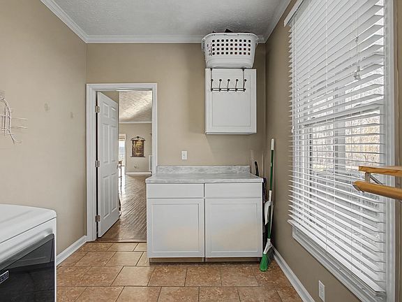 18th image of 327 Stoneybrook Rd
