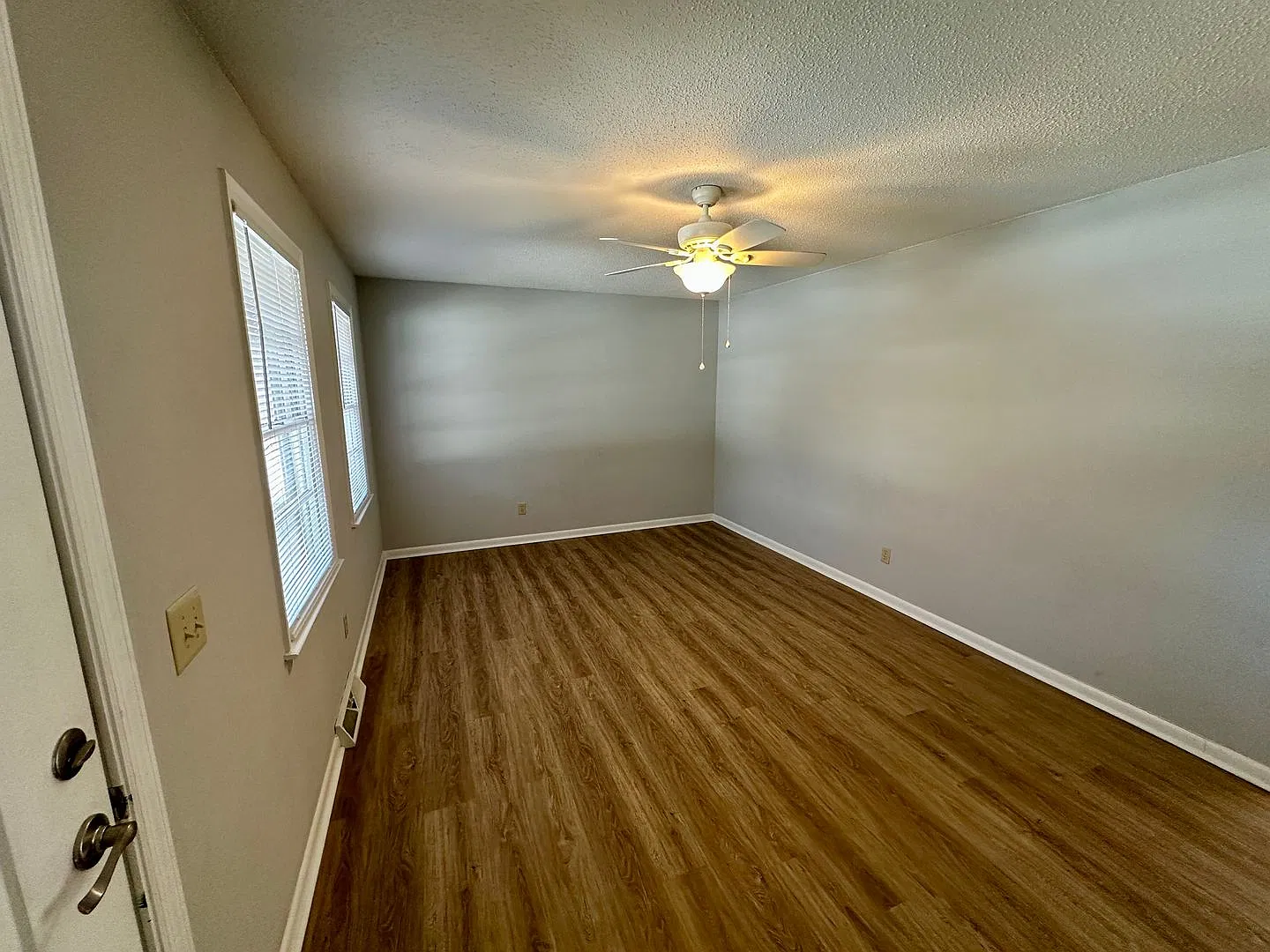 3 Bedroom 1.5 Bathroom Home - Newly Updated - Available Now — Photo 1