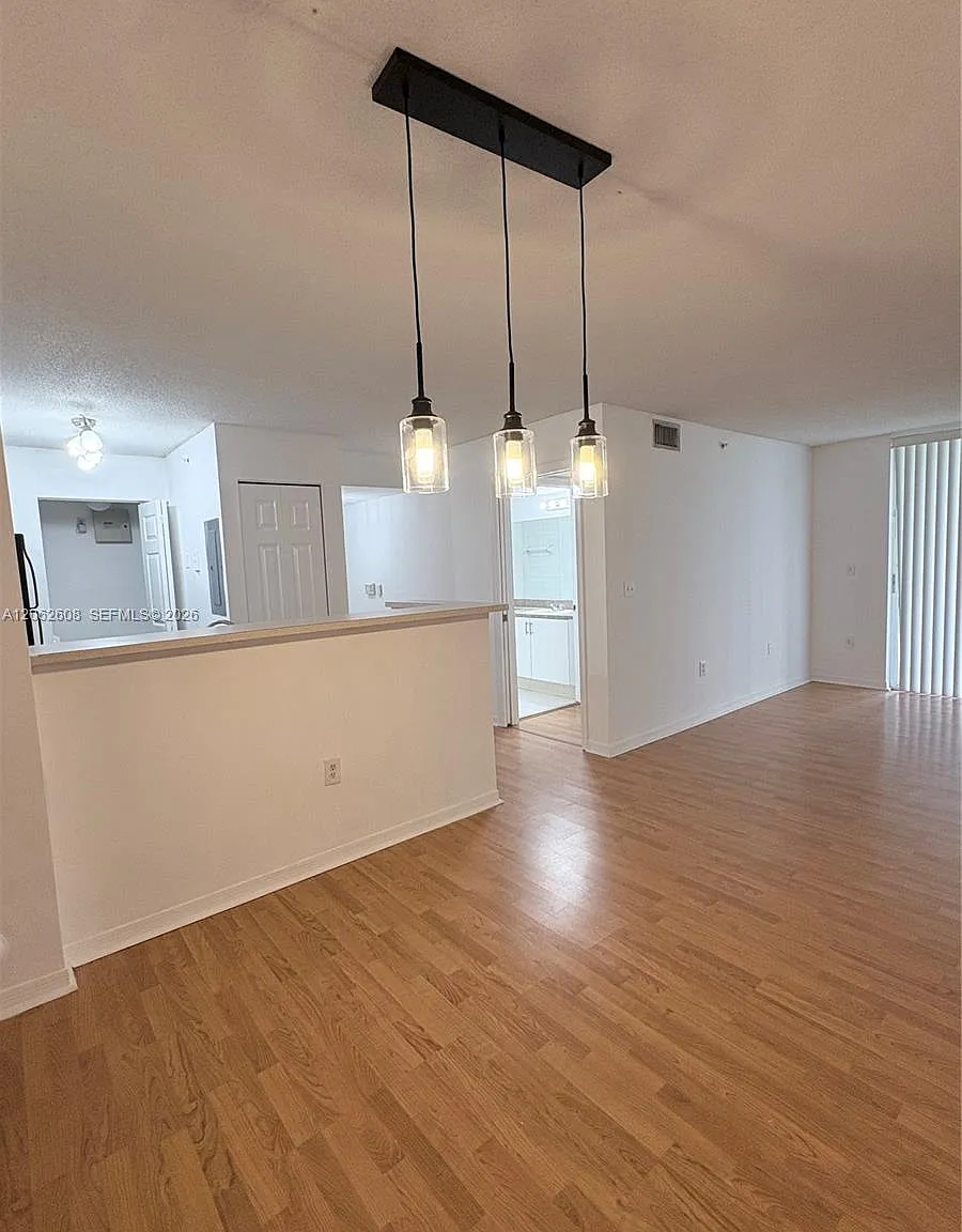 Devonaire Condo At Pembro — Photo 3