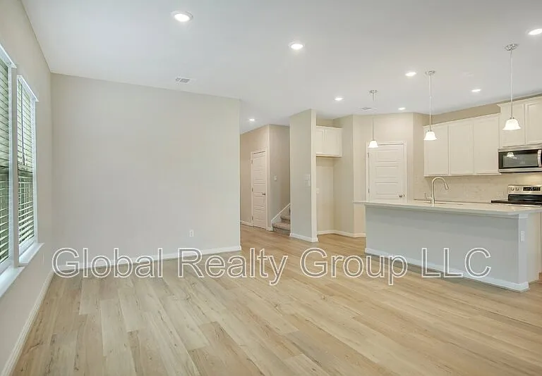 1247 Meyers Mdw — Photo 2