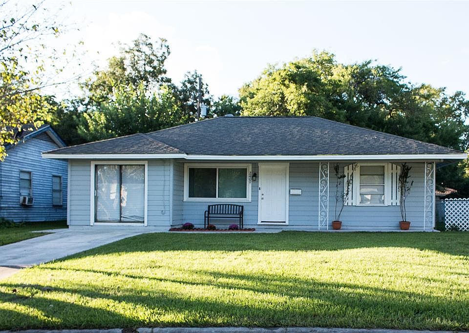 1st image of 2409 Huntington Dr