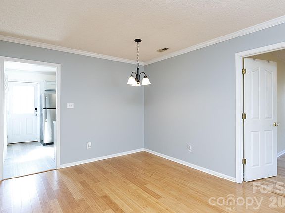 5th image of 514 Jacobs Rdg