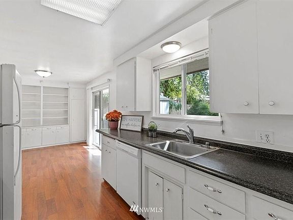 Kitchen with nook