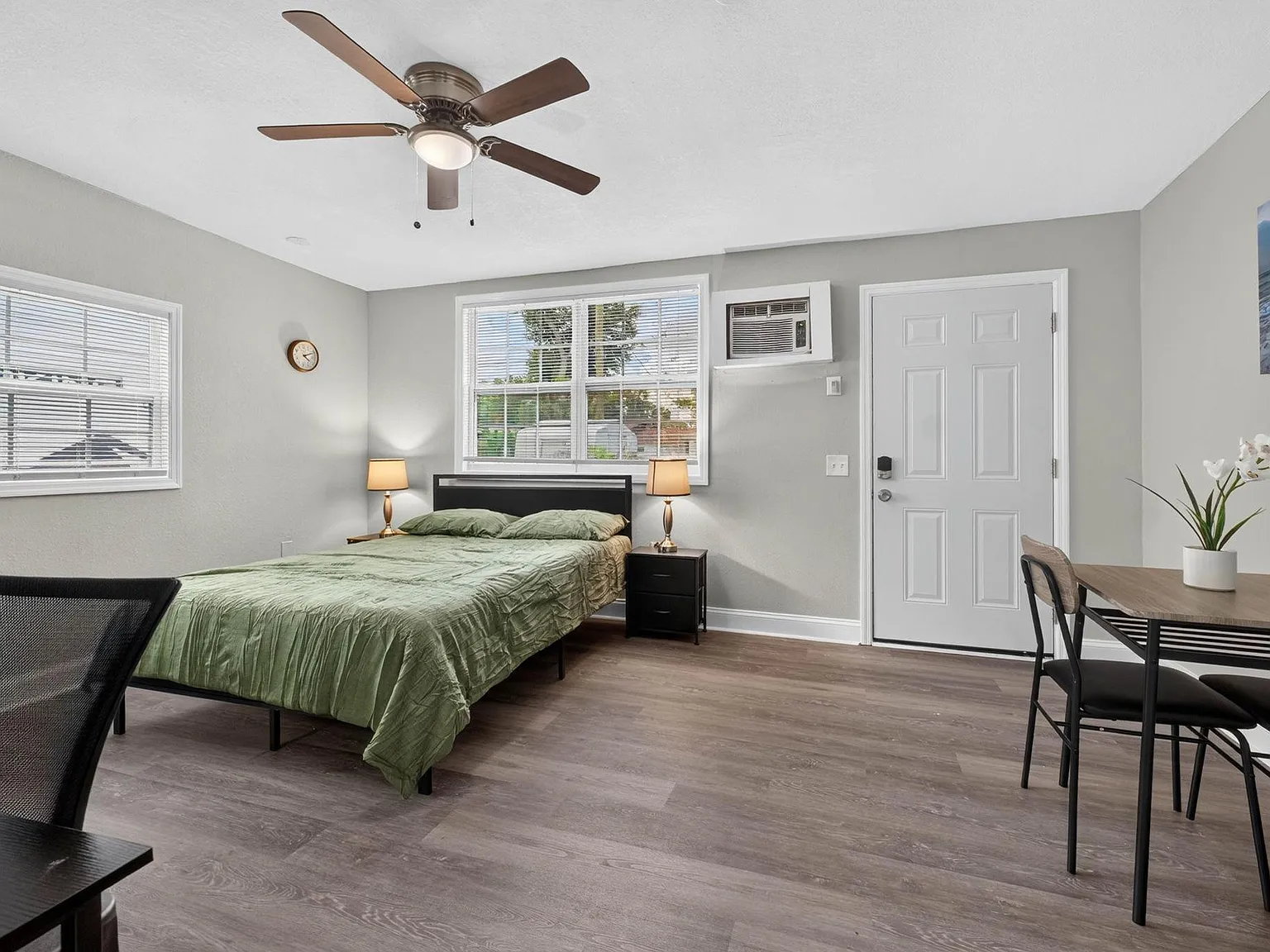 1 bed, 1.0 bath, 300 sqft, $1,594 — Photo 3