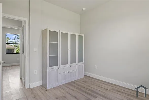 934 Binkley St E — Photo 15