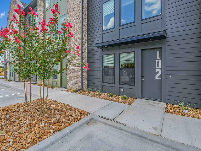 200 Live Oak St E — Photo 19