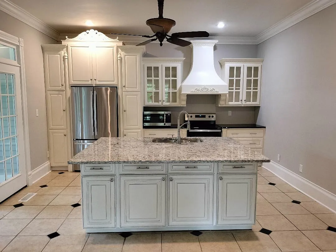3 bed, 1.5 bath, 2300 sqft, $1,450 — Photo 1