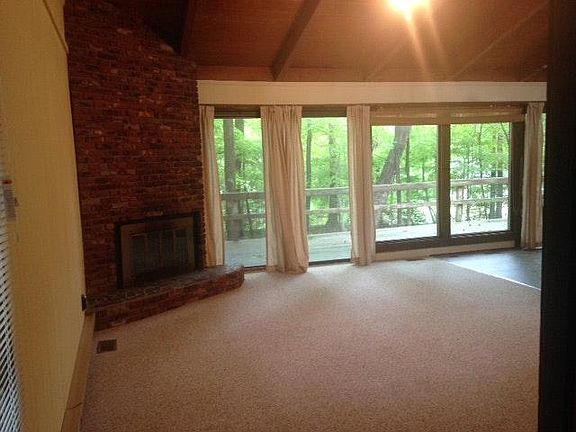 Living Room w Fireplace