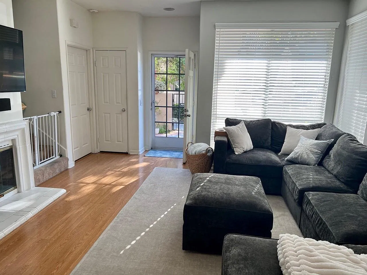 3 bed, 2.5 bath, 1450 sqft, $3,900 — Photo 2