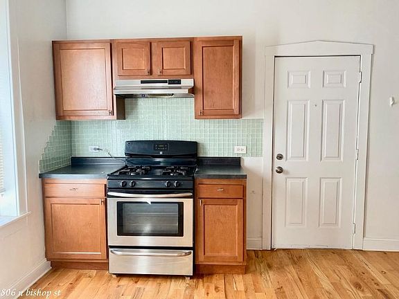 4th image of 806 N Bishop St #1111