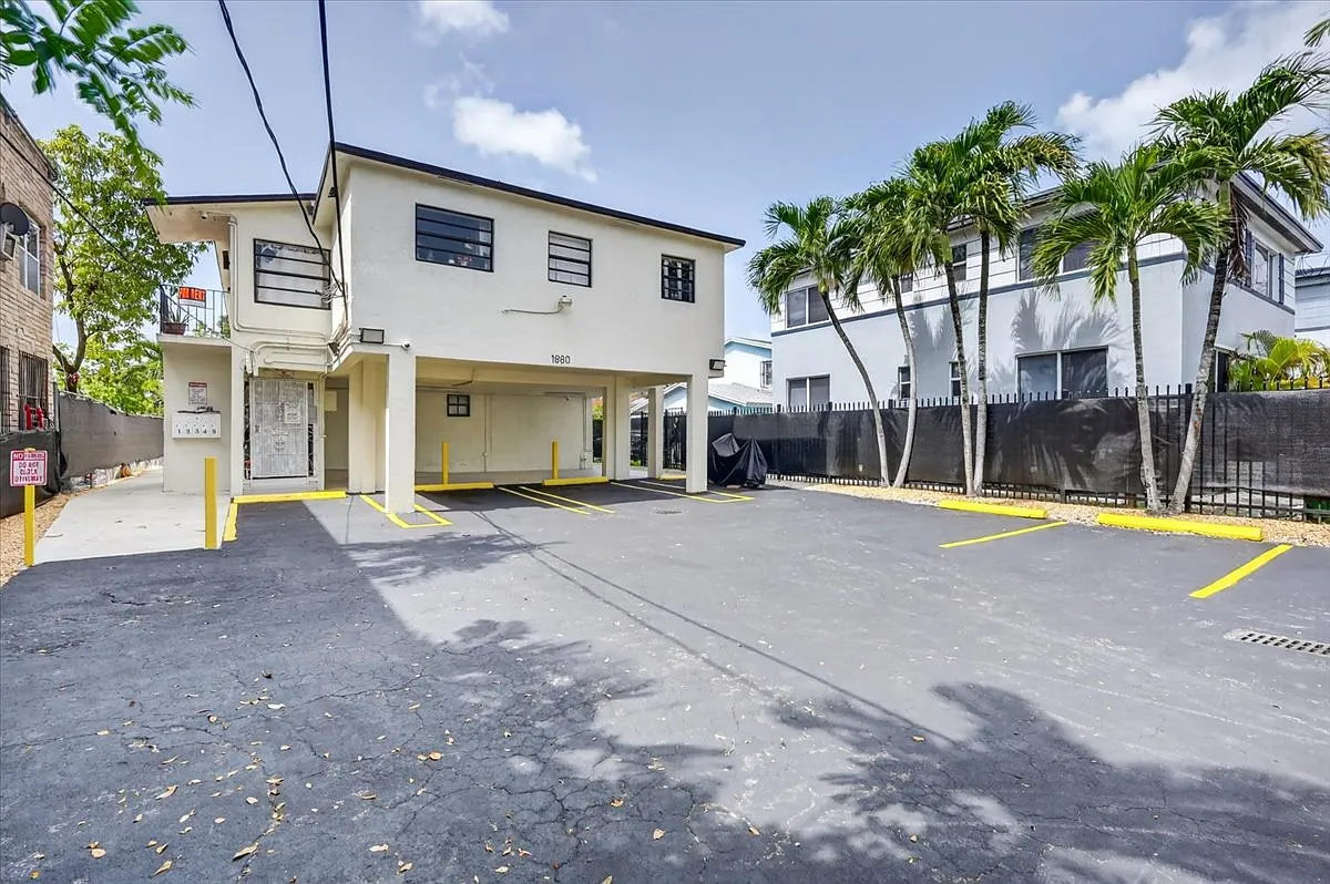 2 bed, 1012 sqft, $1,950 — Photo 1