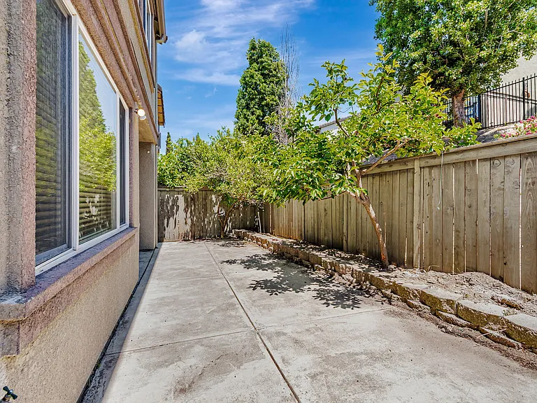 118 Copper Beech Gln — Photo 36