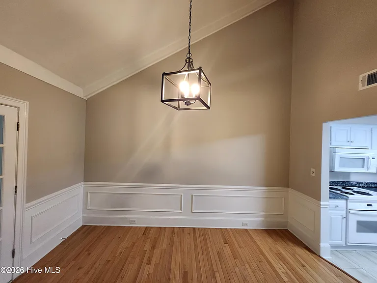 624 Crown Point Dr — Photo 3