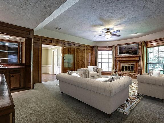 In such a convenient location in The Woodlands. Panther Creek is so close to everything: entertainment, shopping, dining and outdoor recreation.