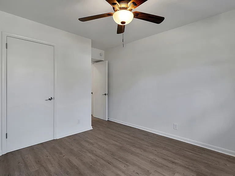 124 Grenadier Dr — Photo 12