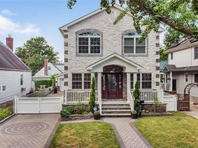 81-20 265th Street, Glen Oaks, NY, 11004