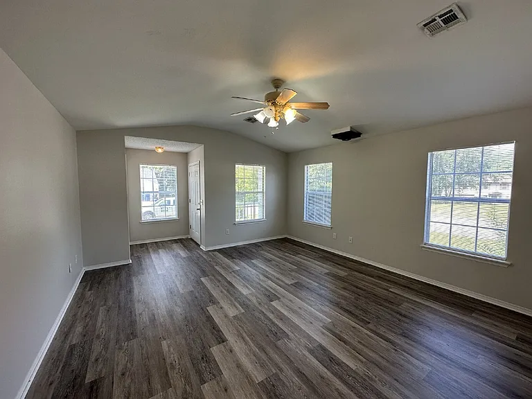 1306 Crescent St — Photo 5