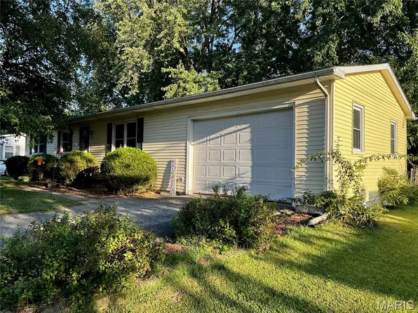603 Sunset Dr, Palmyra, MO 63461