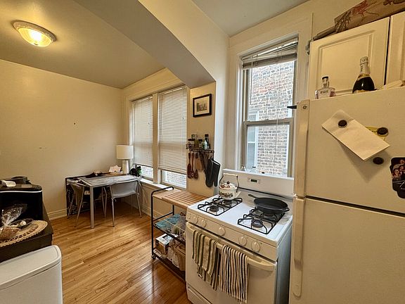4th image of 2211 W Montrose Ave APT 3E