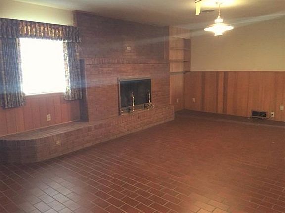 3rd image of 221 Willowwood Ln