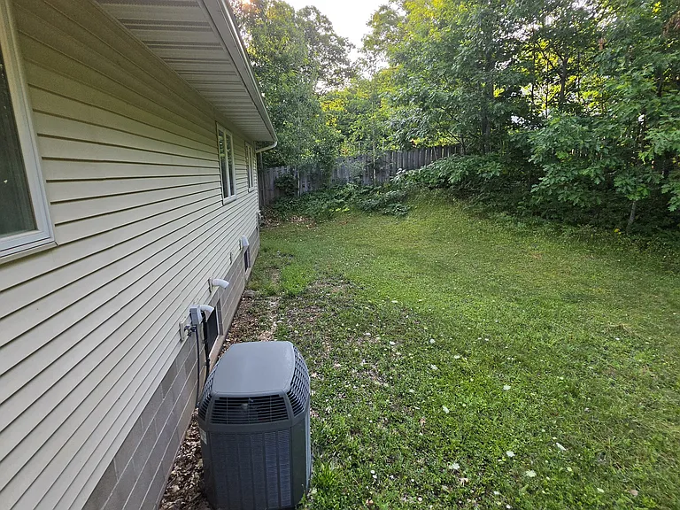 AC condenser/Backyard