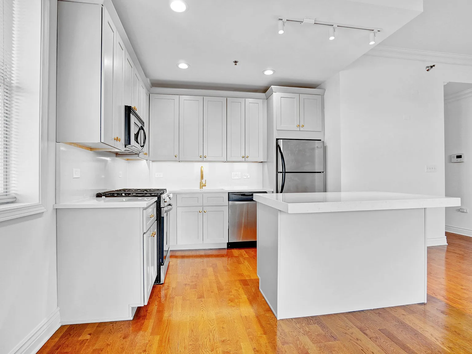 2 bed, 1150 sqft, $3,695 — Photo 3