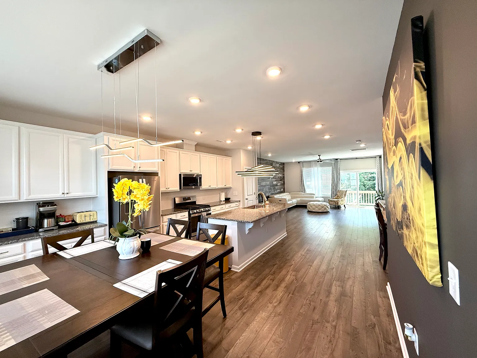 1251 Commack Dr — Photo 2