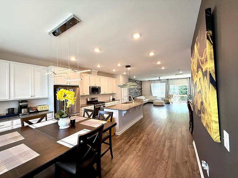 1251 Commack Dr — Photo 2
