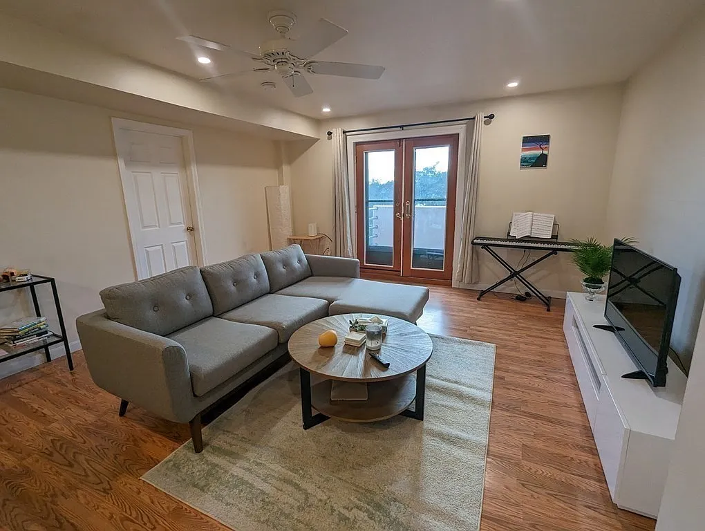 2 bed, 1.5 bath, 934 sqft, $2,700 — Photo 1