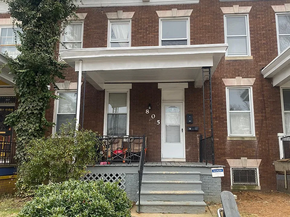Front of the house and main entrance of units 1 and 2