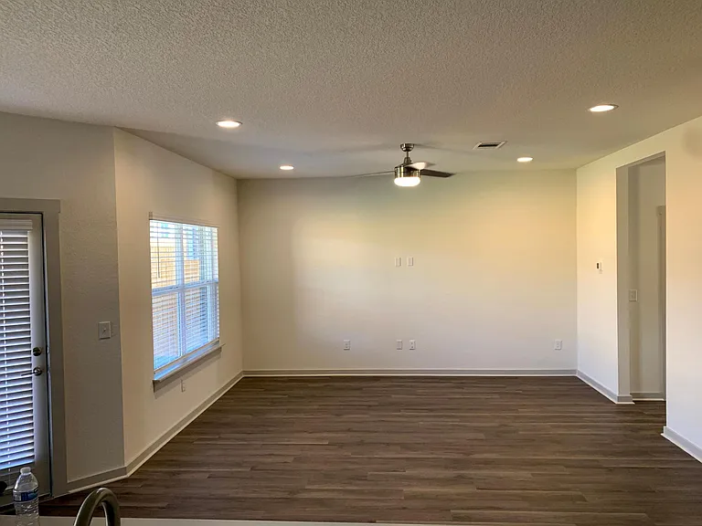1812 Bonham Ln — Photo 2