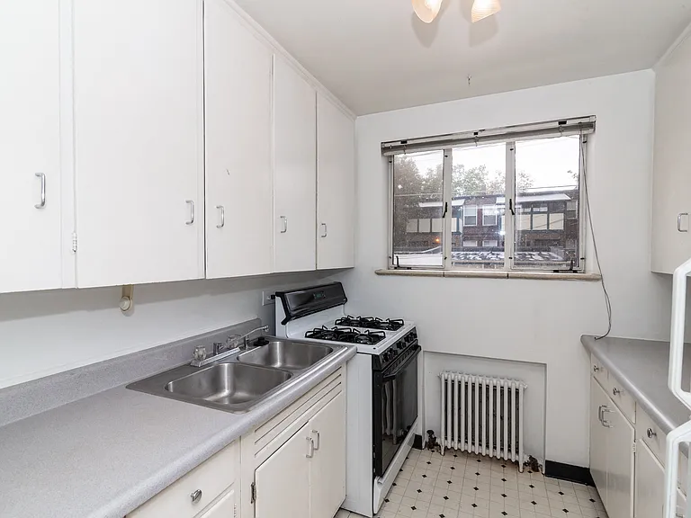 1283 Elizabeth St — Photo 3