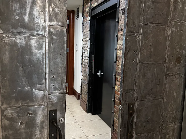 411 W 39th St #5 — Photo 3