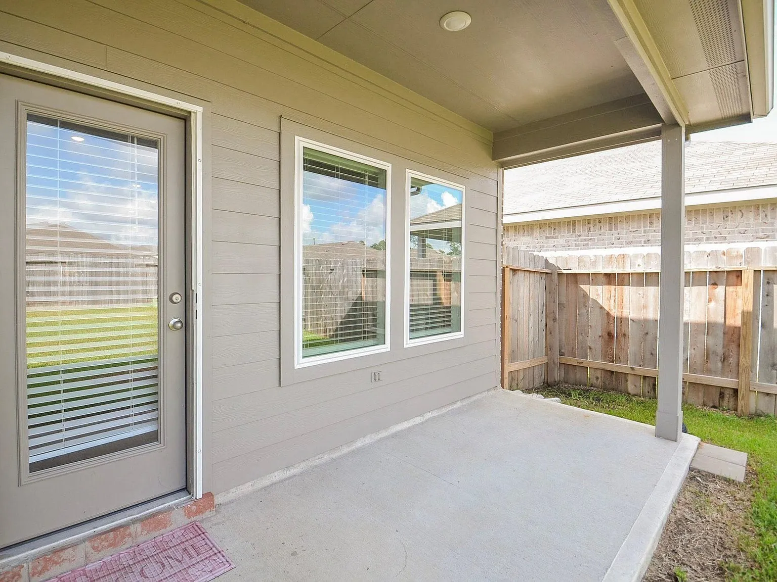 3 bed, 2.5 bath, 1868 sqft, $2,300 — Photo 2