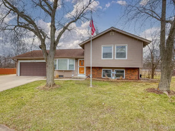 30W301 Whitehall Ct, Warrenville, IL 60555