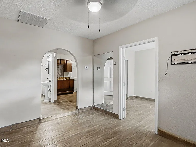 2624 Lake Victoria Dr #B — Photo 6