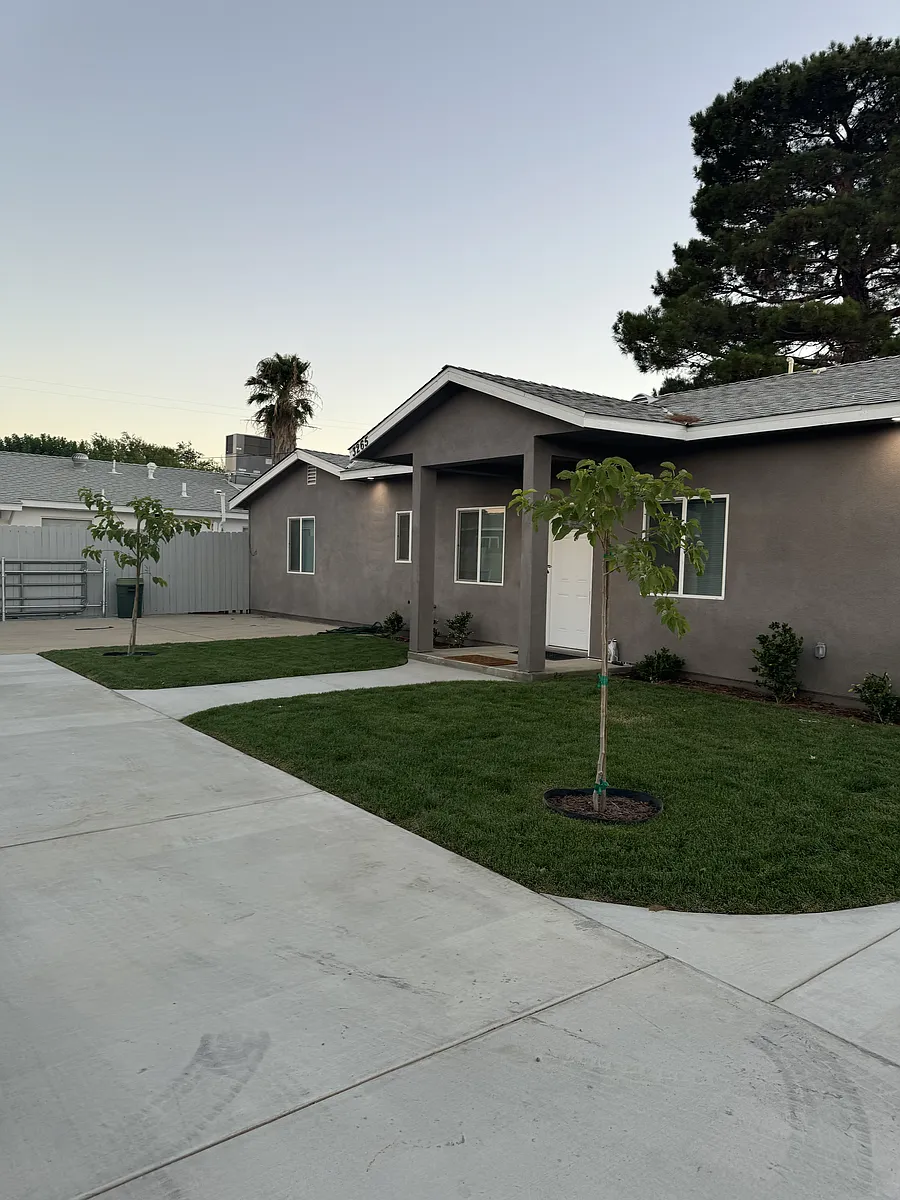 Photo 1 of 35 - 3265 W Avenue L #4 - Lancaster, CA Primary Photo - 3265 W Avenue L #4
