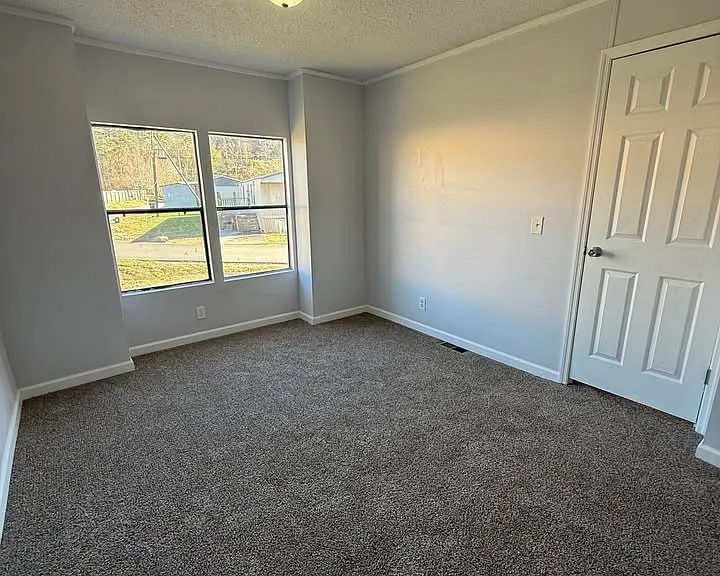 209 Roxbury Cir — Photo 6