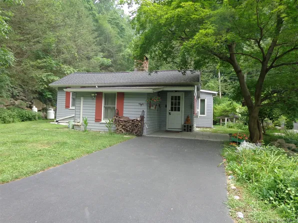 65 Mexico Ln, Mahopac, NY 10541
