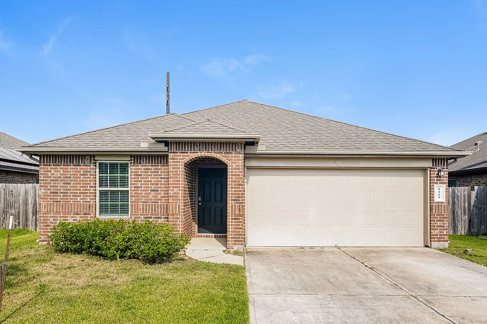 4 bed, 2.0 bath, 1833 sqft, $2,085 — Photo 1
