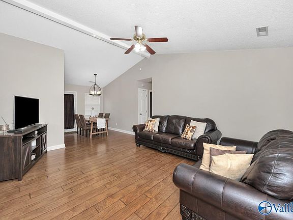 5th image of 106 Pine Cone Dr