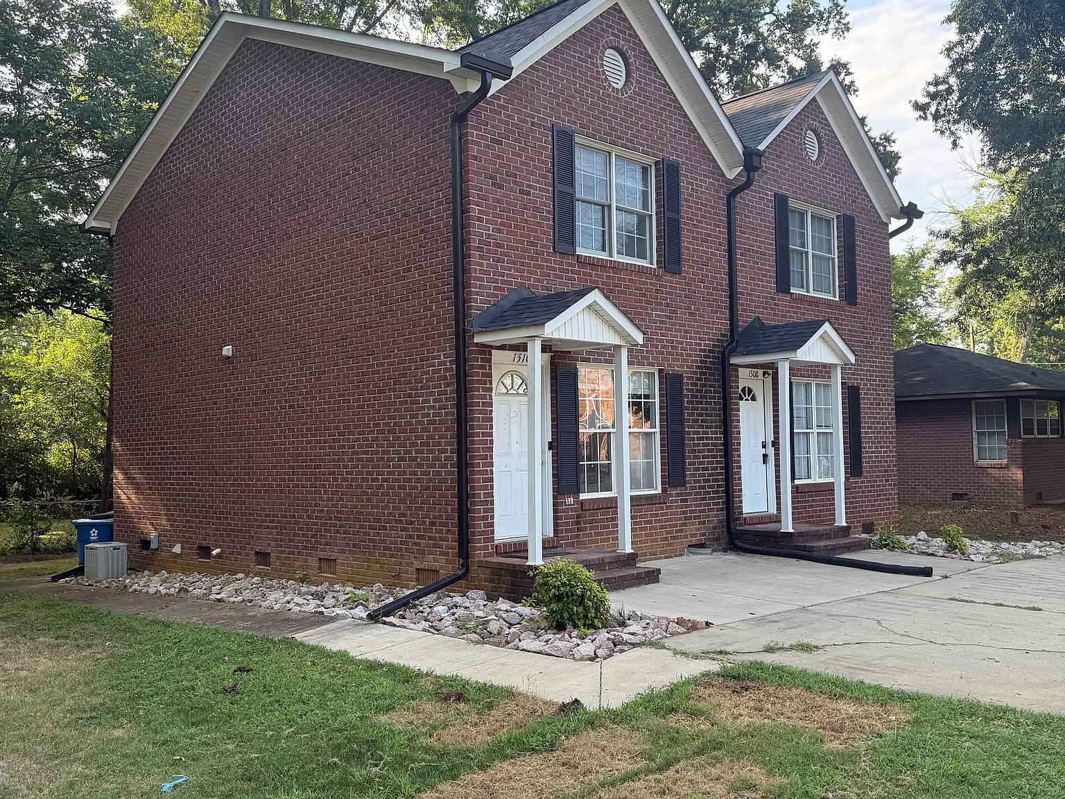 2 bed, 1.0 bath, 990 sqft, $1,350 — Photo 1