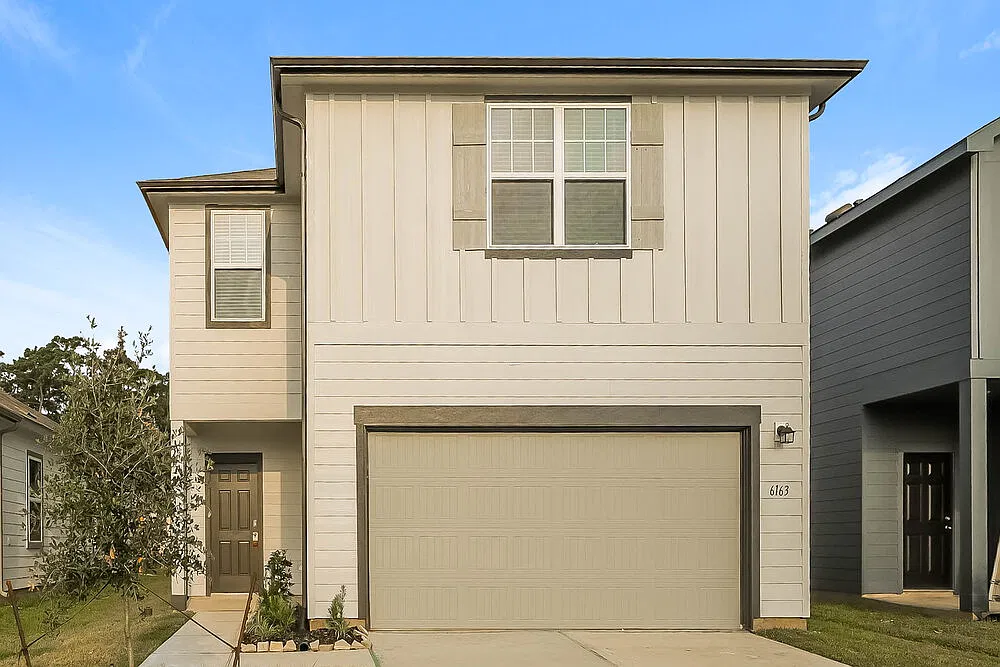 4 bed, 2.5 bath, 2121 sqft, $2,240 — Photo 1